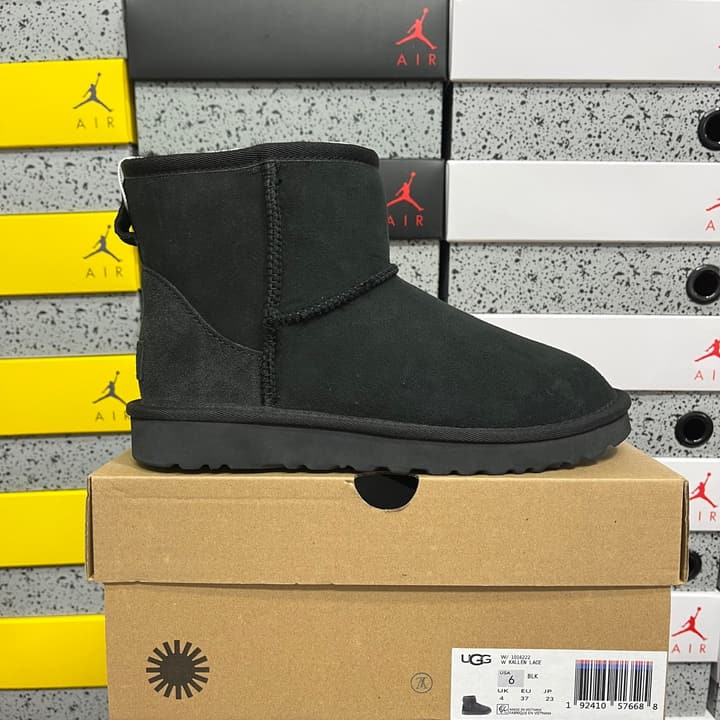 UGG Thick-Soled Low-Cut Fur-Lined Snow Boots in All Black Mini