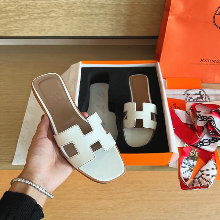 Hermès Handmade Leather Sandals – 2023 Spring Collection in Navy Blue Leather