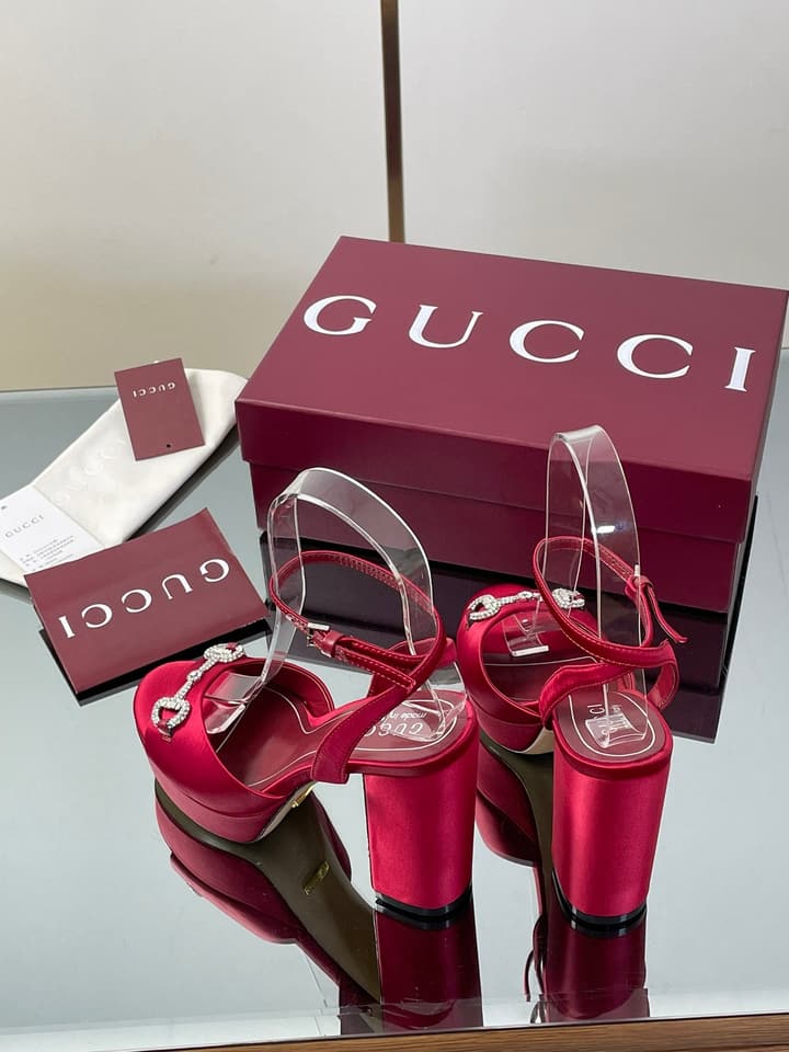 Gucci Platform Rhinestone Horsebit Sandals – Spring/Summer Collection – 2025 in Black Patent