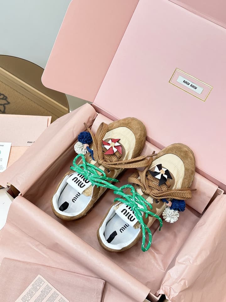 Miu Miu German Training Casual Shoes – 25SS Spring/Summer Runway Collection in Caramel Tan & Emerald Green Ribbons