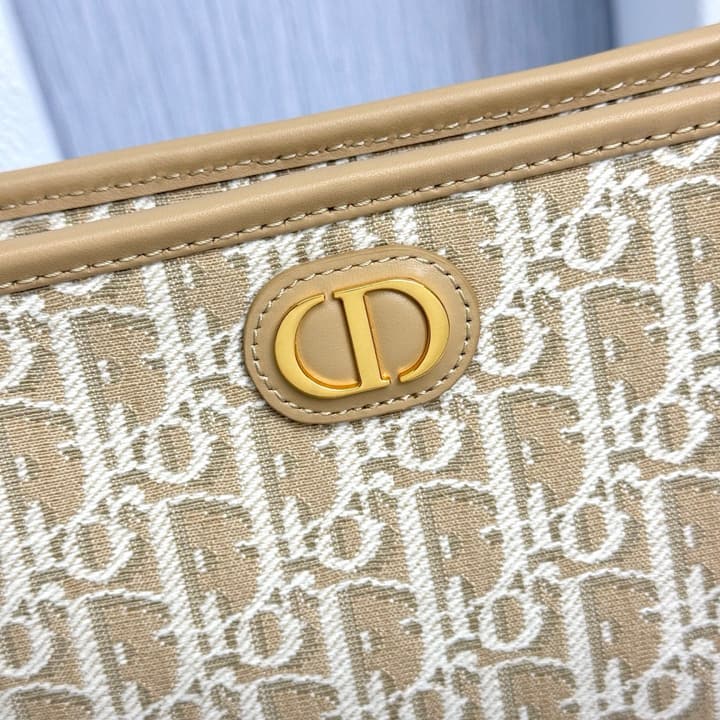 Dior 30 Montaigne Oblique Jacquard Clutch Bag in Beige Oblique