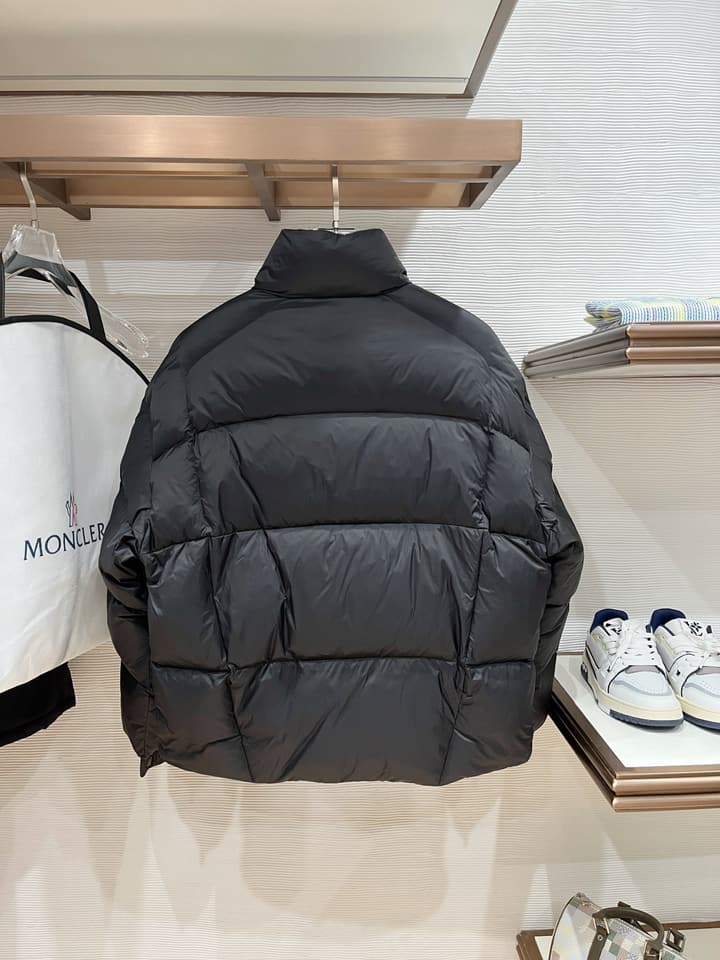 Moncler Designer Puffer Jacket – 2025 Collection in Black With Blue Lining