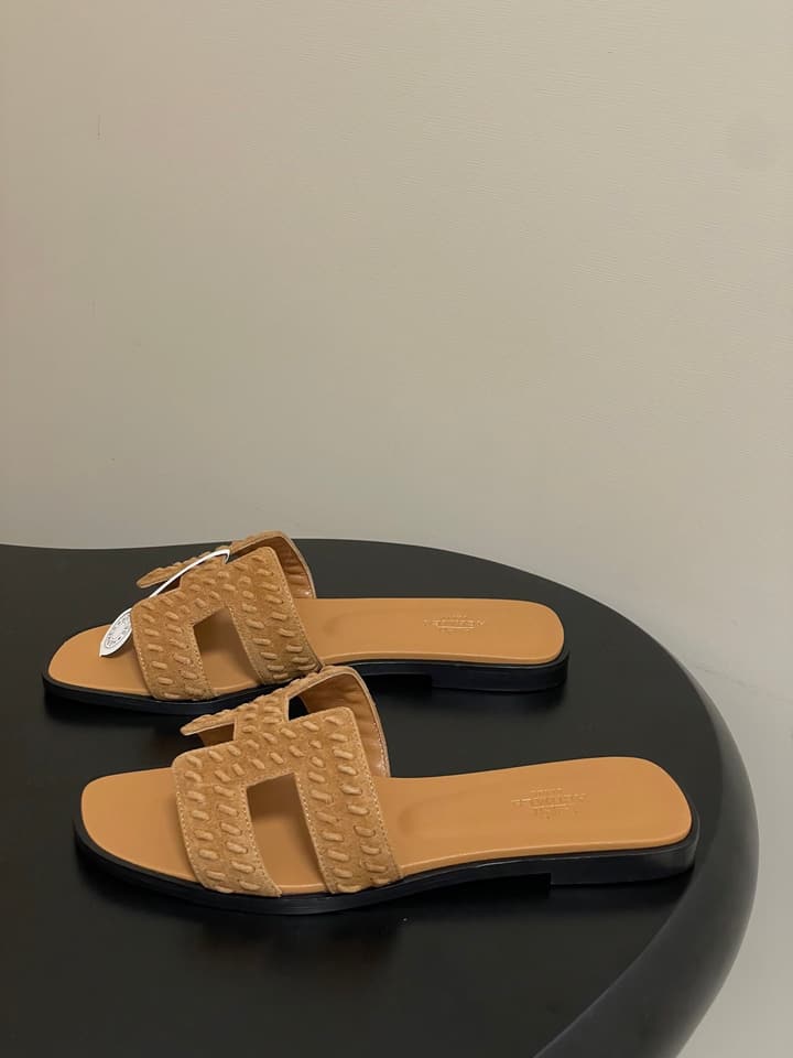 Hermès Oran Woven Suede Sandals – 2025 Collection in Black Leather