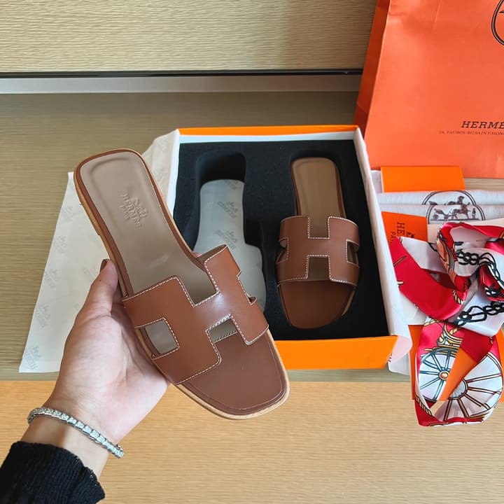 Hermès Handmade Leather Sandals – 2023 Spring Collection in Navy Blue Leather
