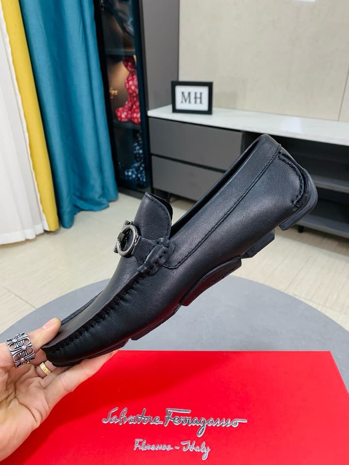Ferragamo Pebbled Leather Driving Shoes in Black Leather, Black Lining