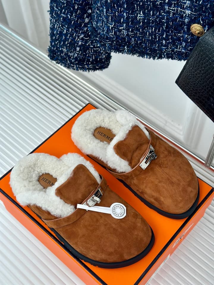 Hermès Kelly Buckle Furry Slippers – Autumn/Winter Collection in Black Suede With White Fur