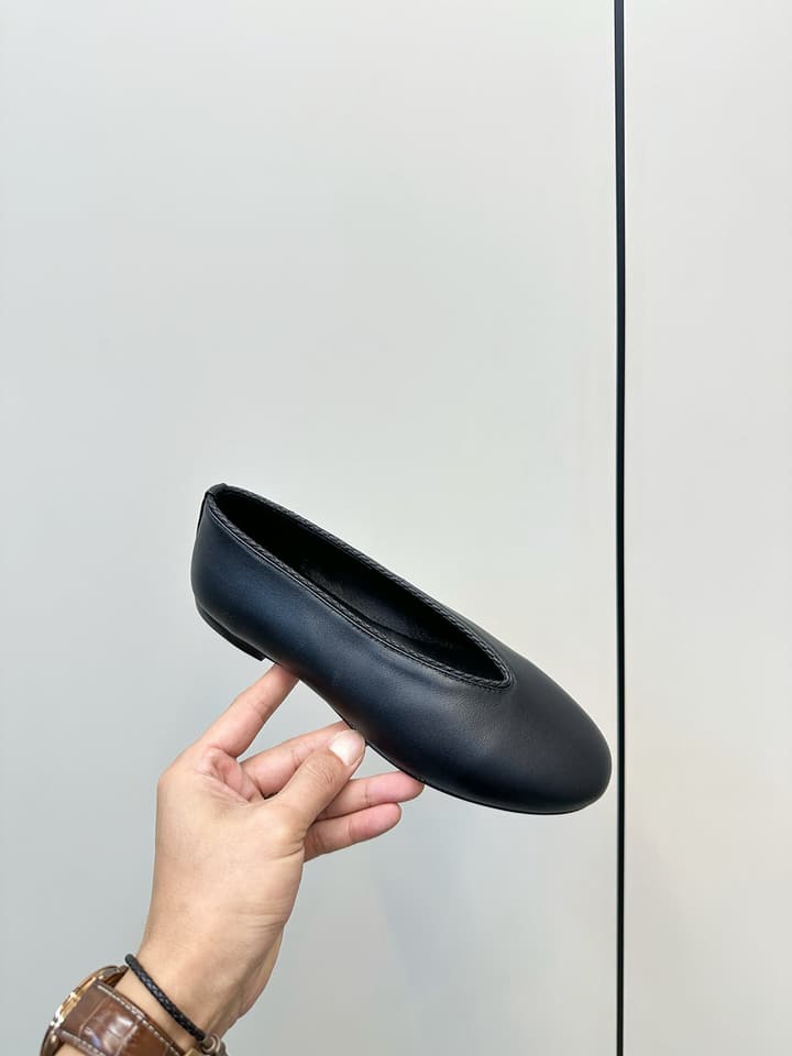 Bottega Veneta Woven Flats – 2025 Collection in Black