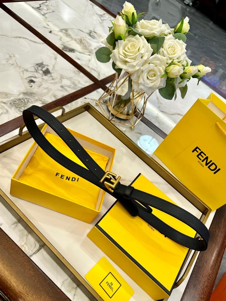 Fendi Classic Leather Belt – 2.5cm in Black Leather With Antique Gold Buckle