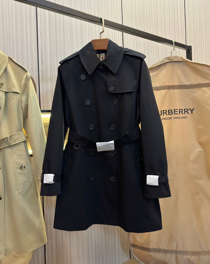 Burberry Kensington Heritage Short Trench Coat in Classic Black Trench
