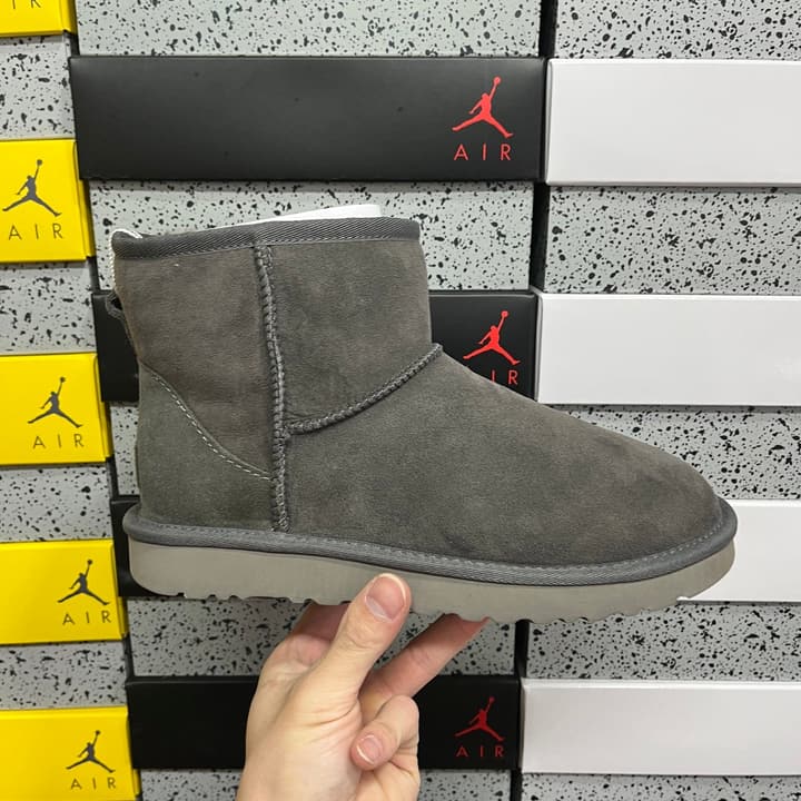 UGG Thick-Soled Low-Cut Fur-Lined Snow Boots in All Black Mini