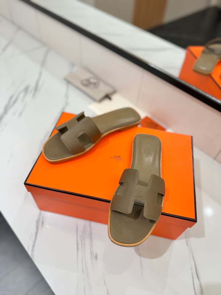 Hermès Classic H Palm Grain Leather Sandals in Black
