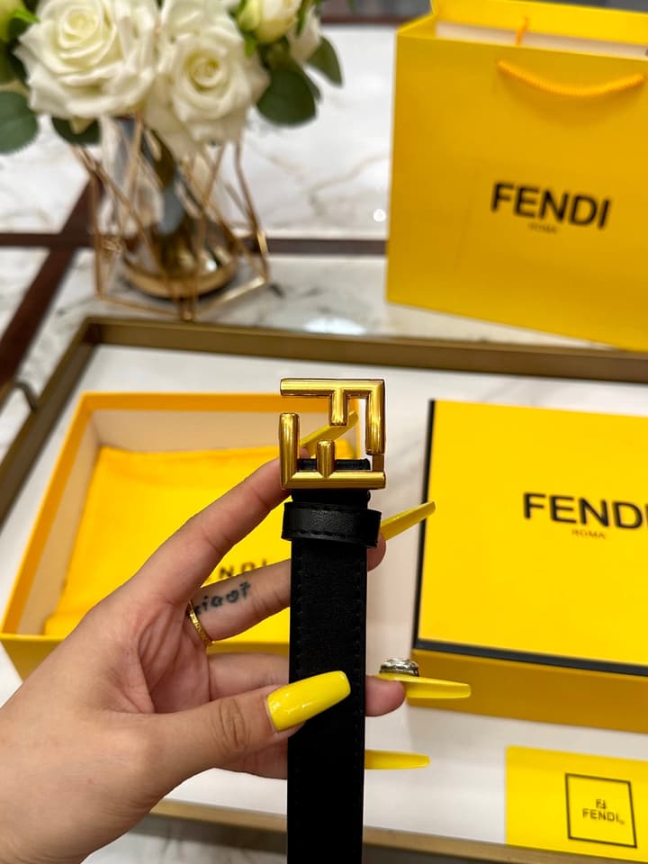 Fendi Classic Leather Belt – 2.5cm in Black Leather With Antique Gold Buckle