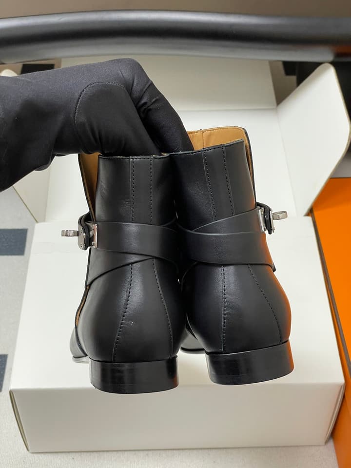 Hermès Neo Kelly Buckle Ankle Boots – 25FW in Black Leather