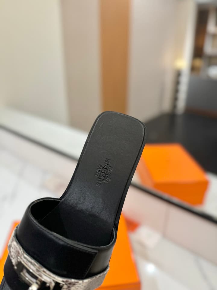 Hermès Classic Timeless Leather Sandals in Black