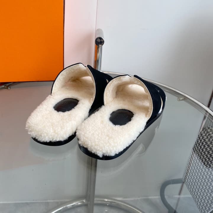 Hermès Izmir Classic H Wool Slippers in Black