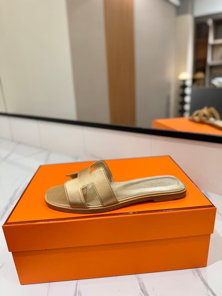 Hermès Classic H Palm Grain Leather Sandals in Black