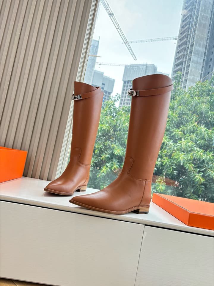 Hermès Classic Knee-High Boots – 2025 Autumn/Winter Collection in Two-tone Tan And Cream