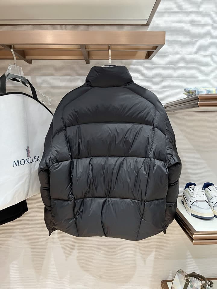 Moncler Designer Puffer Jacket – 2025 Collection in Black With Blue Lining