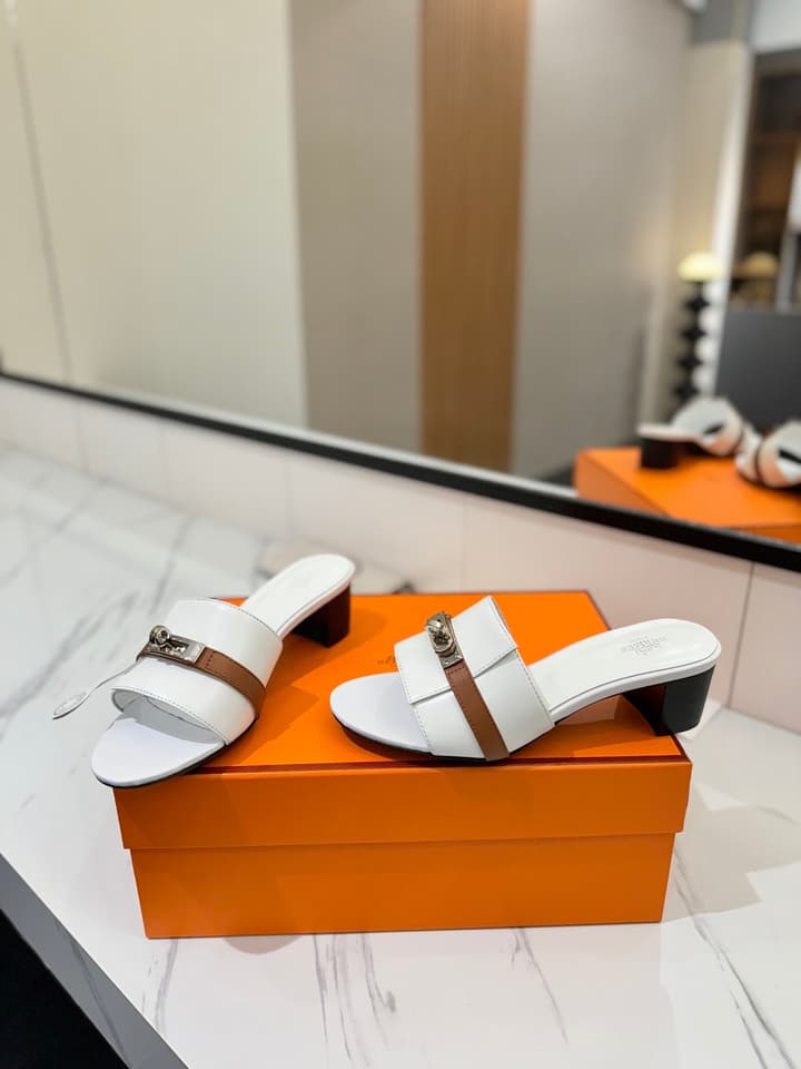 Hermès Classic Smooth Cowhide Heeled Sandals in Beige