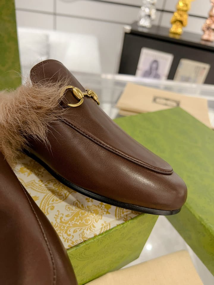 Gucci Toscana Wool Loafers – Autumn/Winter Must-Have in Black Leather With Tan Fur