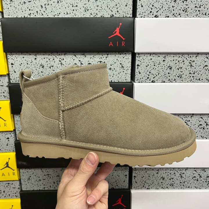 UGG Thick-Soled Low-Cut Fur-Lined Snow Boots in All Black Mini