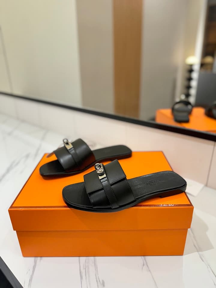 Hermès Classic Timeless Leather Sandals in Black