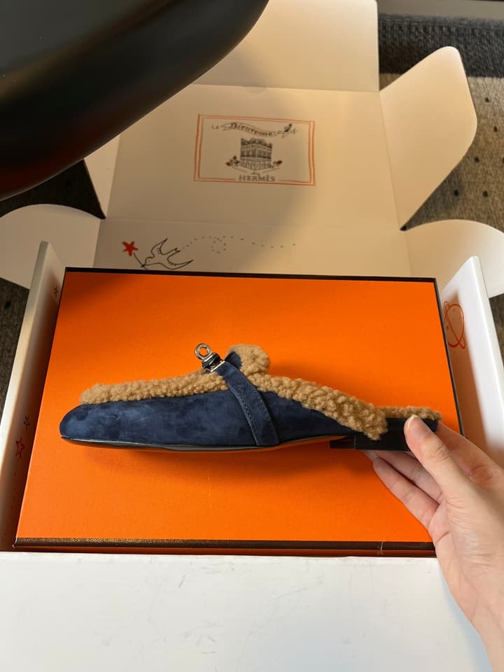 Hermès Leather Mules – 25FW in Black With White Fur