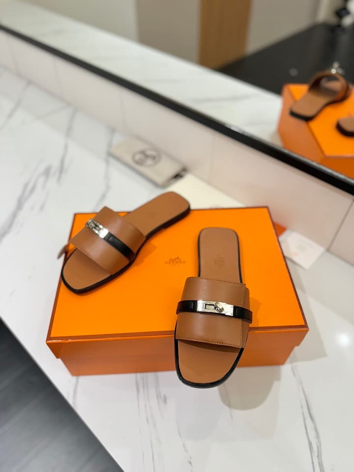 Hermès Classic Timeless Leather Sandals in Black