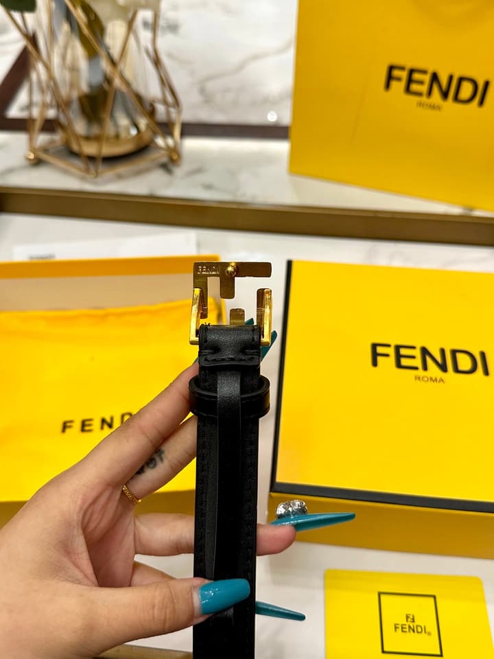 Fendi Classic Leather Belt – 2.5cm in Black Leather With Antique Gold Buckle