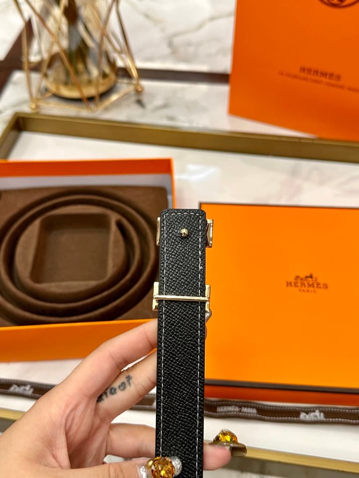 Hermès Classic Leather Belt – 2.5cm in Tan Textured With Polished Gold Buckle