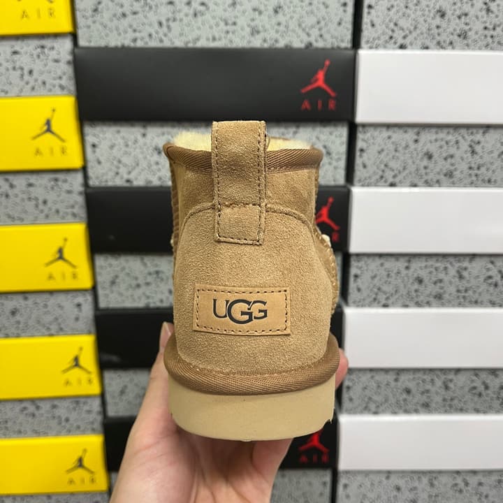 UGG Thick-Soled Low-Cut Fur-Lined Snow Boots in All Black Mini