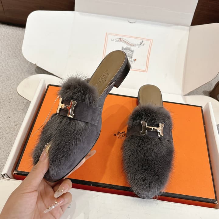 Hermès Mink Suede Loafers & Mules – Autumn/Winter Collection in Black Fur With Gold H