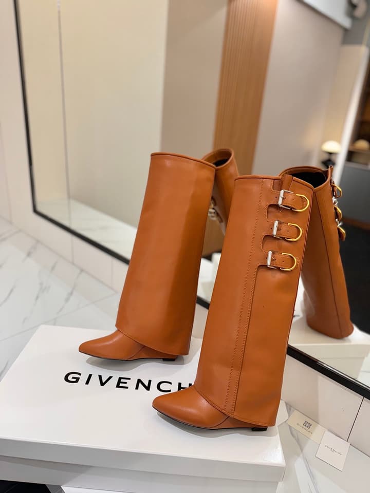 Givenchy Lock Detail Knee-High Boots – 2024 Spring/Summer Collection in Black