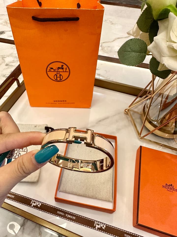 Hermès H-Letter Oval Enamel Bracelet in Gold H Logo Creamy Beige Band