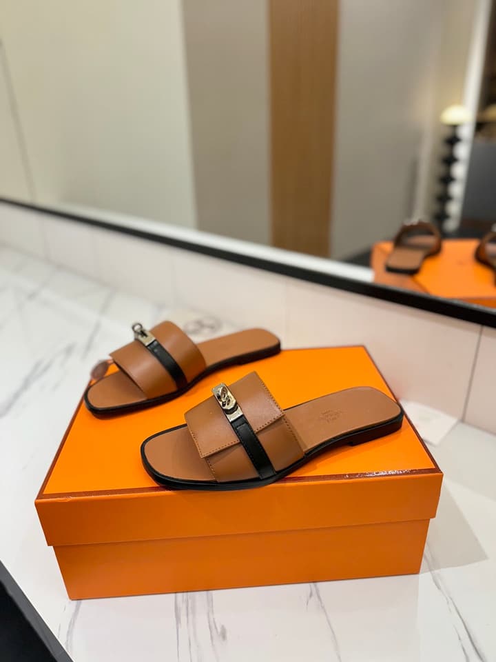 Hermès Classic Timeless Leather Sandals in Black