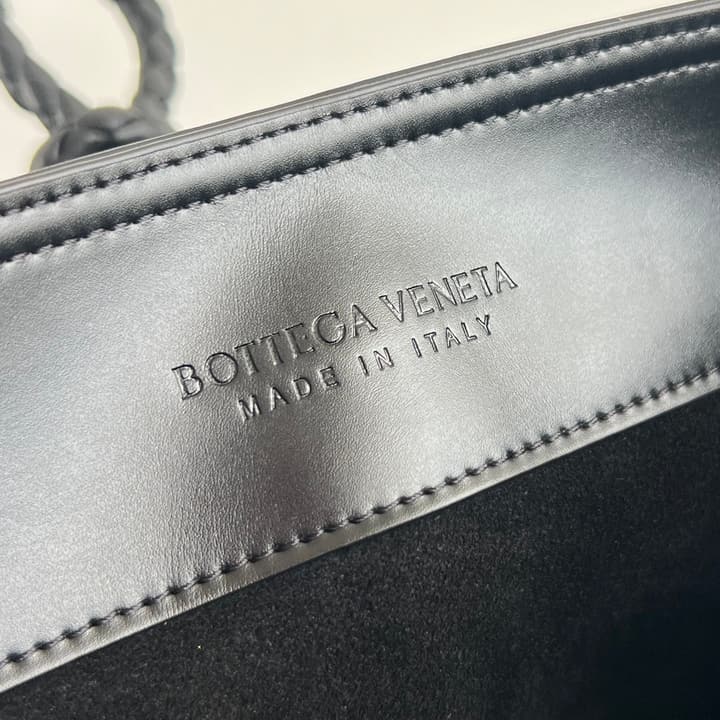 Bottega Veneta Liberta Bucket Bag – 25SS in Black