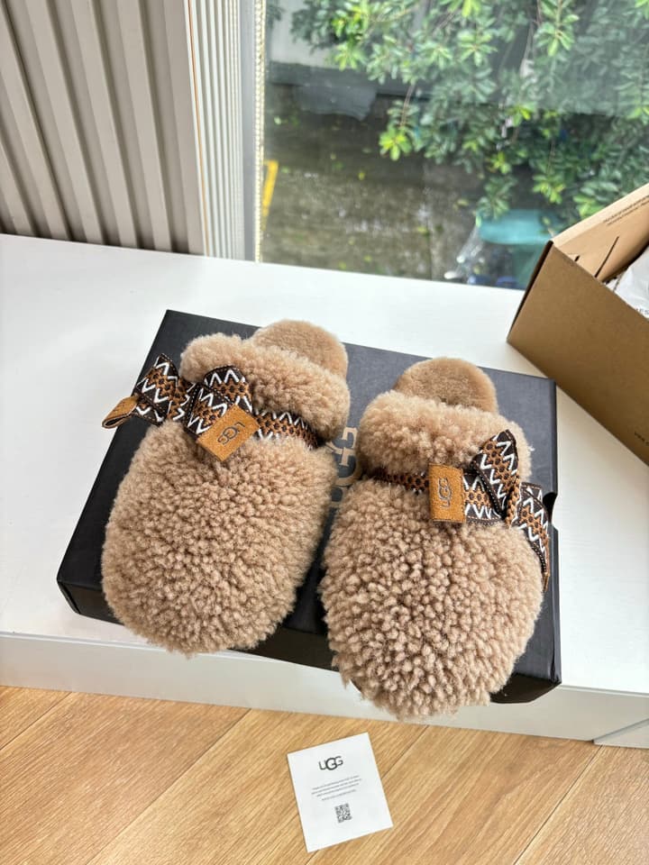 UGG Autumn/Winter Wool Slippers in Creamy White