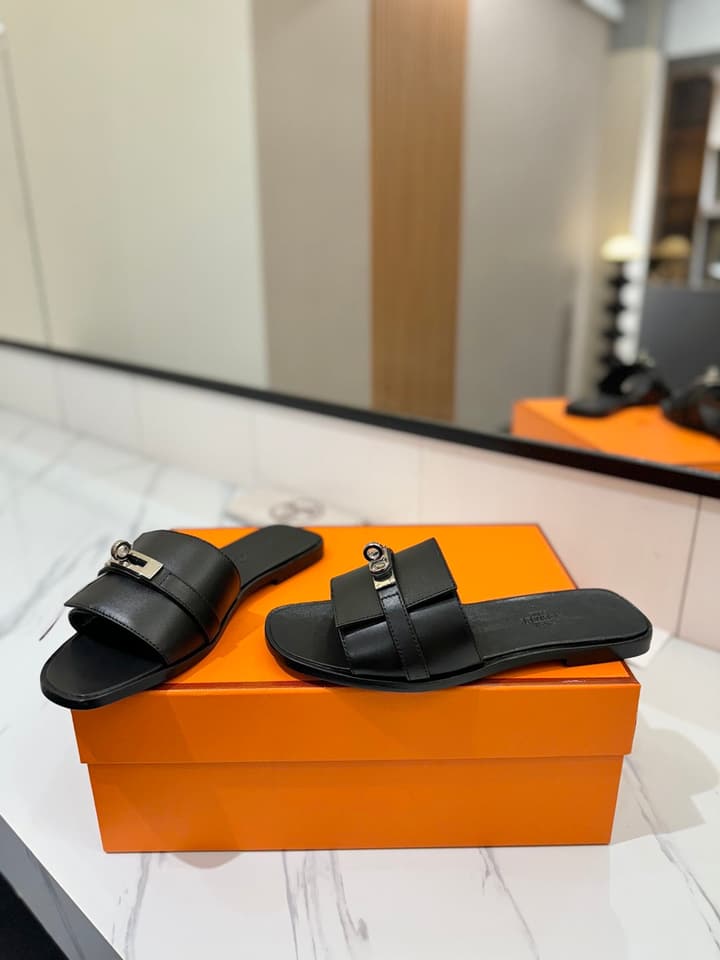 Hermès Classic Timeless Leather Sandals in Black