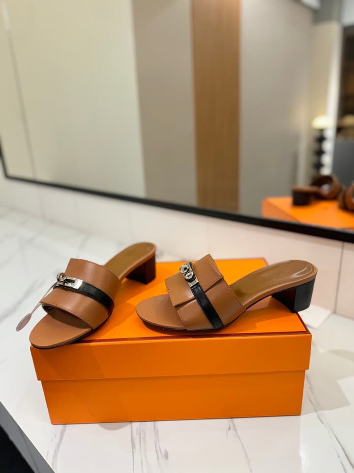 Hermès Classic Smooth Cowhide Heeled Sandals in Beige