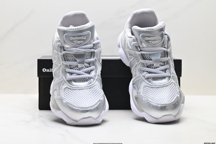 Onitsuka Tiger ULTI RS TIGRUN Low-Top Sneakers in Metallic Silver And White