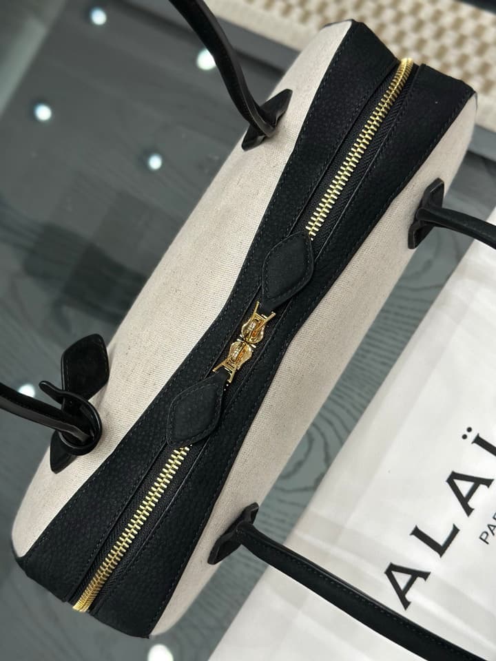 Alaïa Le Teckel Dachshund Bag in Cream And Black