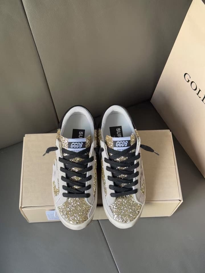 Golden Goose Superstar Distressed Sneakers – 2025 New Collection in Gold Grid, Black Heel, Grey Star