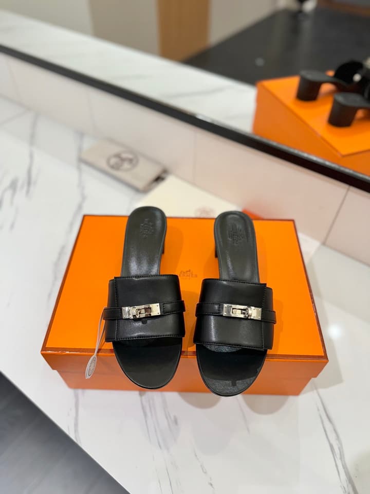 Hermès Classic Smooth Cowhide Heeled Sandals in Beige
