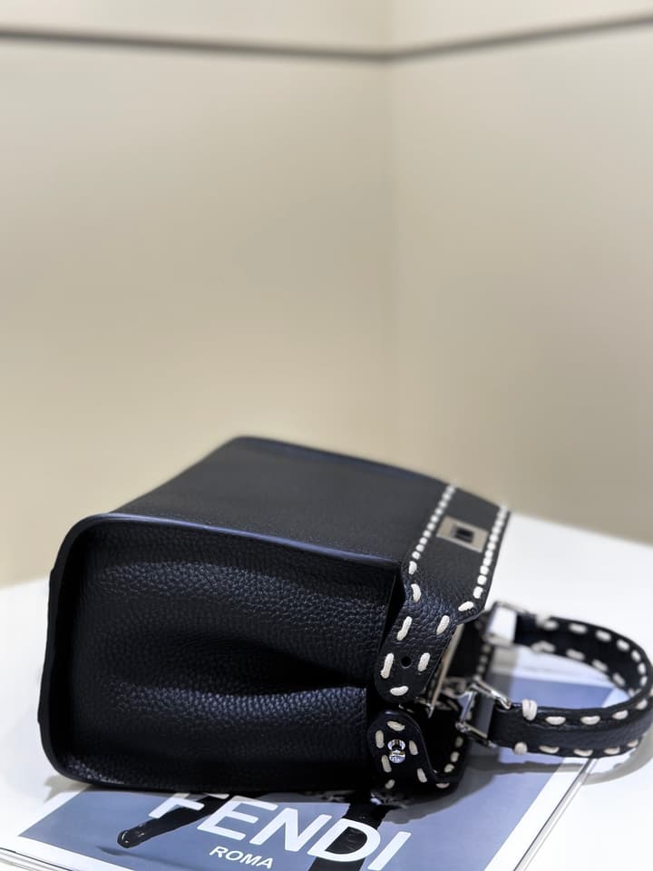 Fendi Peekaboo Iconic Handbag in Black Leather With Contrast Stitching