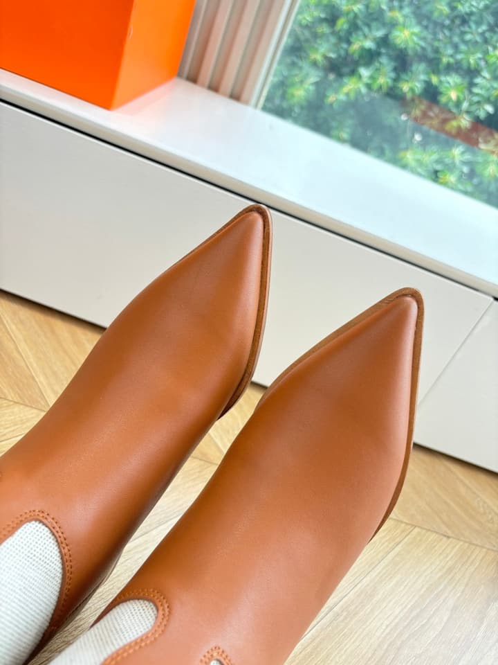 Hermès Classic Knee-High Boots – 2025FW in Assorted Buckle Riding Boots Display
