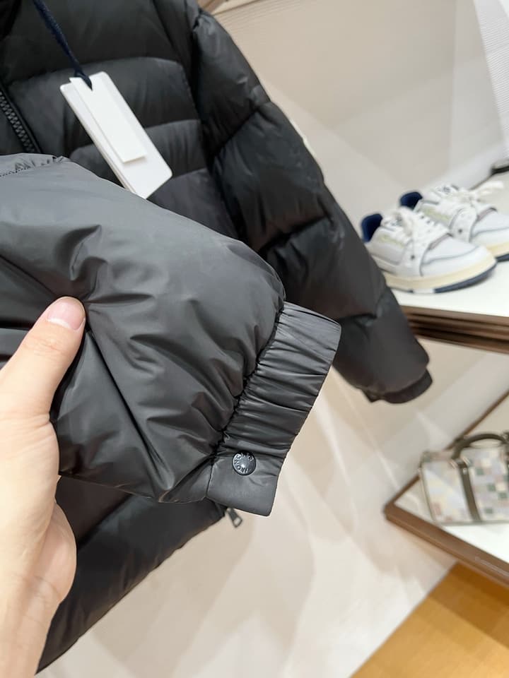 Moncler Designer Puffer Jacket – 2025 Collection in Black With Blue Lining