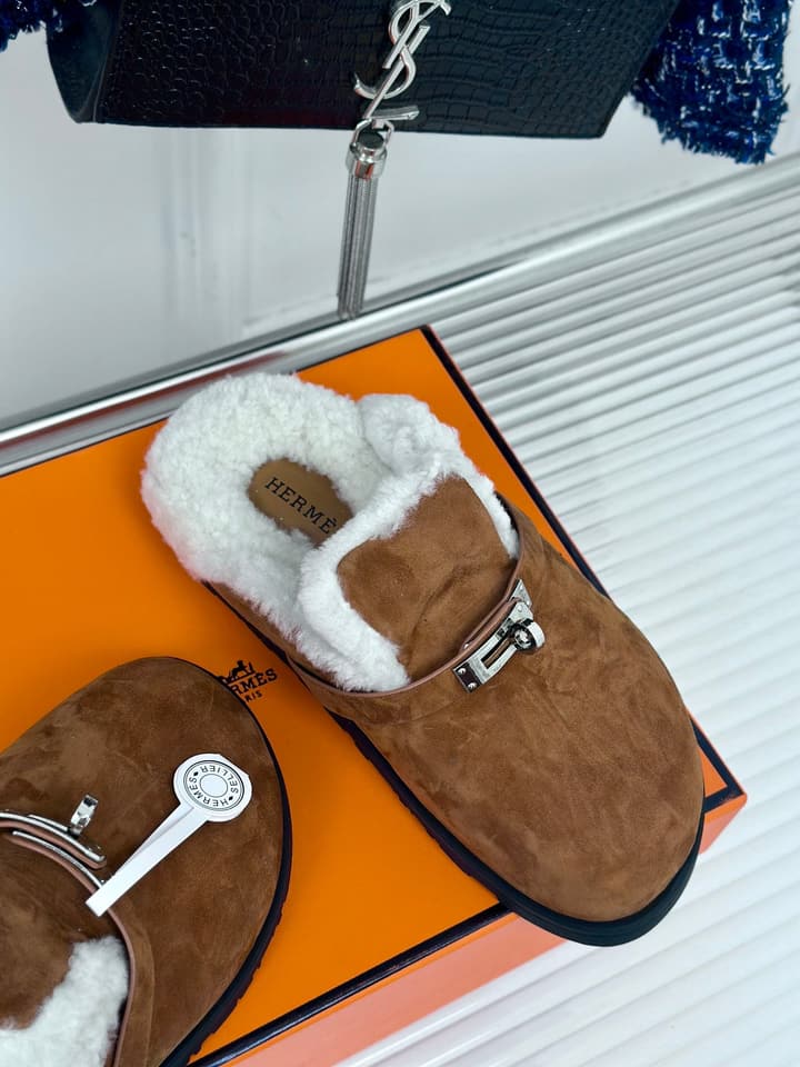 Hermès Kelly Buckle Furry Slippers – Autumn/Winter Collection in Black Suede With White Fur