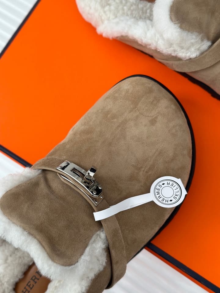 Hermès Kelly Buckle Furry Slippers – Autumn/Winter Collection in Black Suede With White Fur