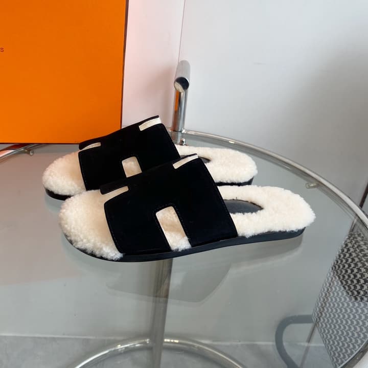 Hermès Izmir Classic H Wool Slippers in Black