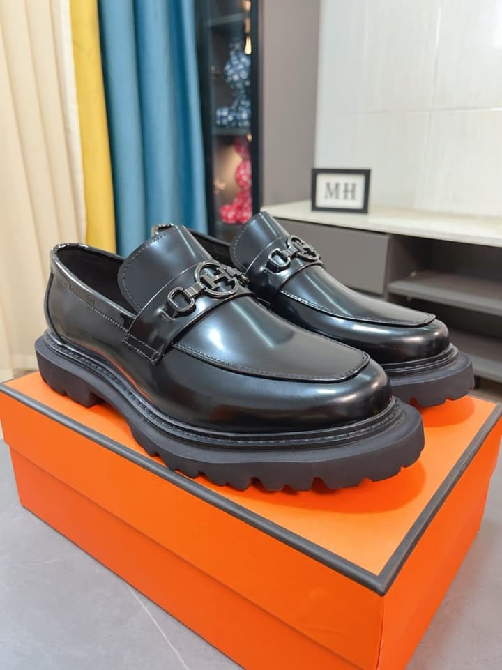 Hermès Business Leather Loafers in Black Loafers Foreground
